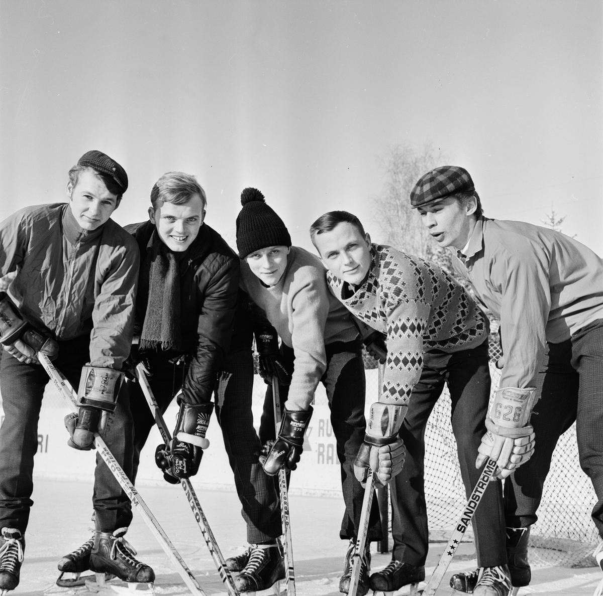 Ishockeyträning på Vegavallen i Tierp, Uppland april 1969