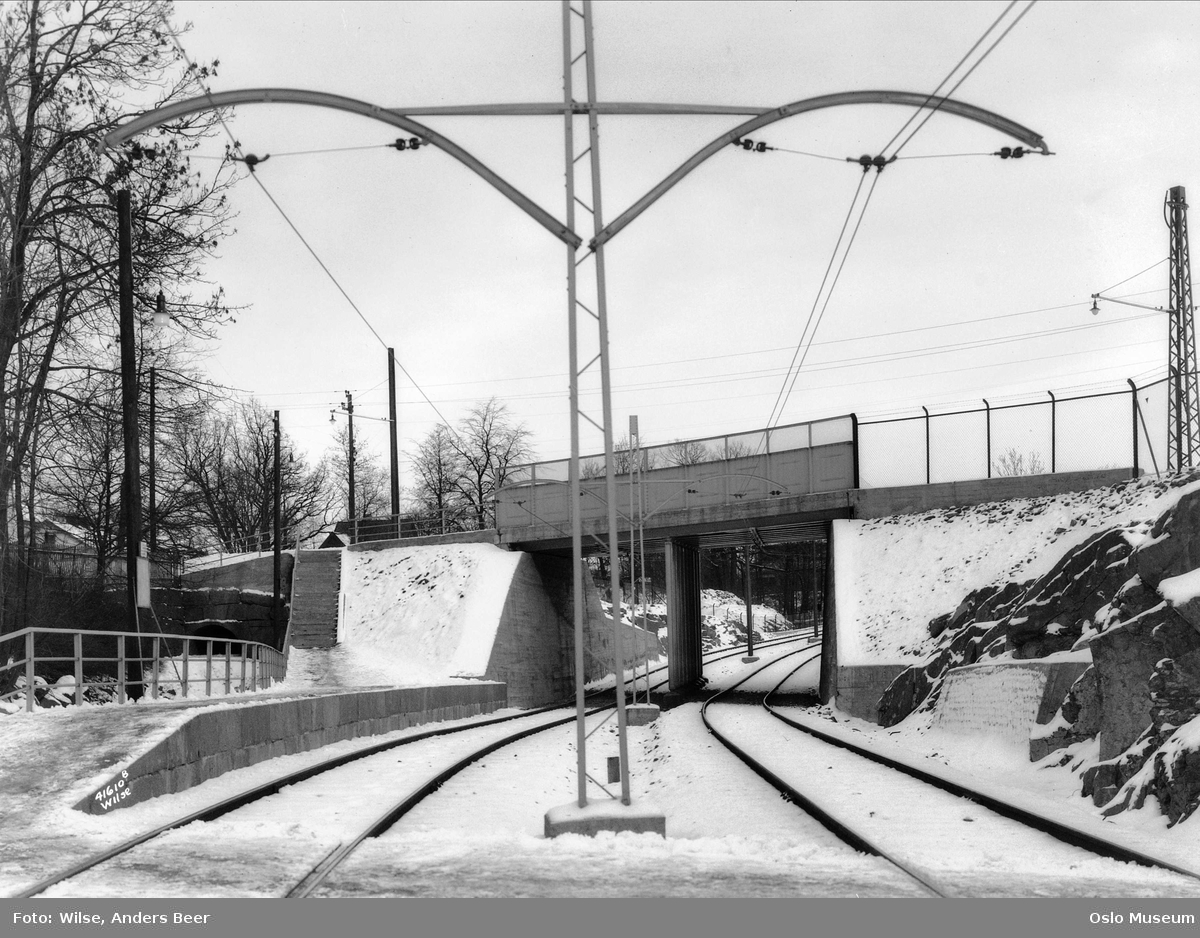 Sognsvannsbanen, Frøen stasjon, spor, bro, snø