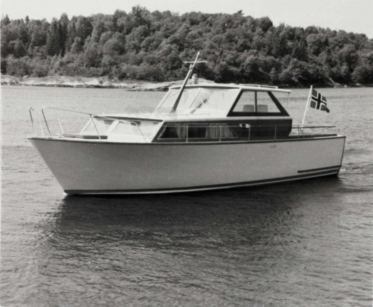33 fot diesel-cruiser, konstruert av Otto L. Scheen jr.