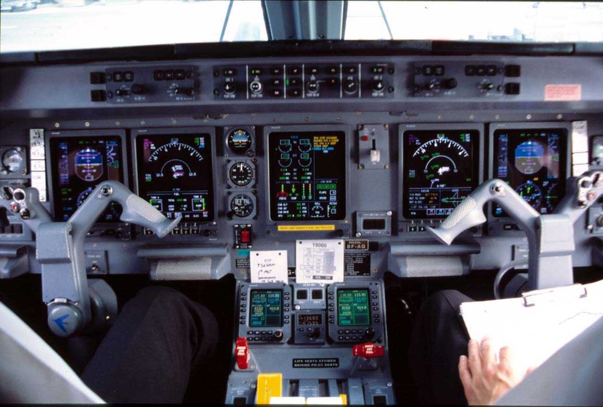 Lufthavn. Instrumenter i cockpiten, G-EMBF fra British Regional Airlines.