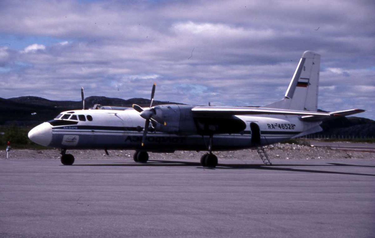 Ett fly på bakken, Antonov AN-24-RV. RA-46528 Fra Aeroflot/Operert av Arkangelsk Airlines. KKN Kirkenes, Norge.