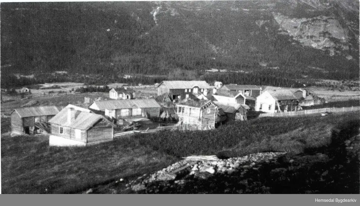 Biletet er teke i tidsrommet 1912-1915.
Gardane Torset søndre etter utskiftinga i 1911. Gamle Torset skule i bakgrunnen.