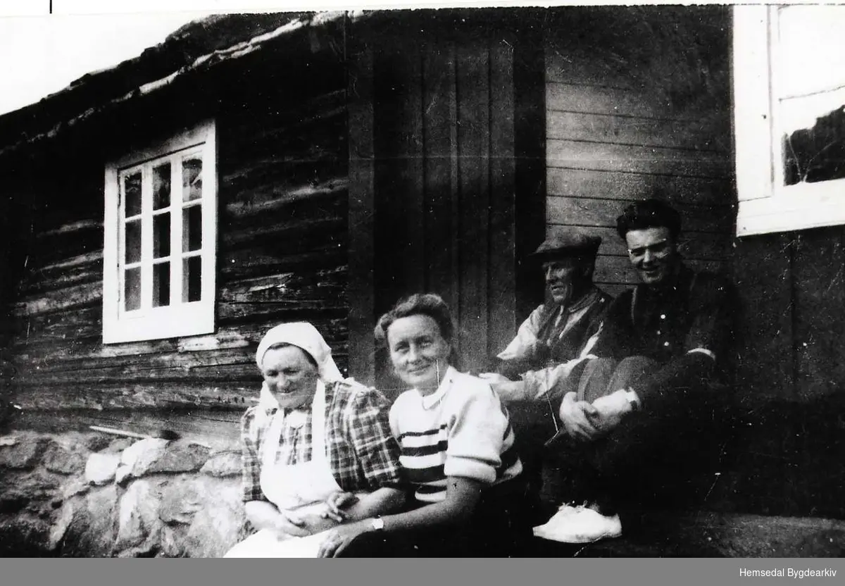 Frå venstre: Ingrid Kirkebøen, fru Bushmann,  Store-Ola og Ola O. Kirkebøen, ca. 1950.