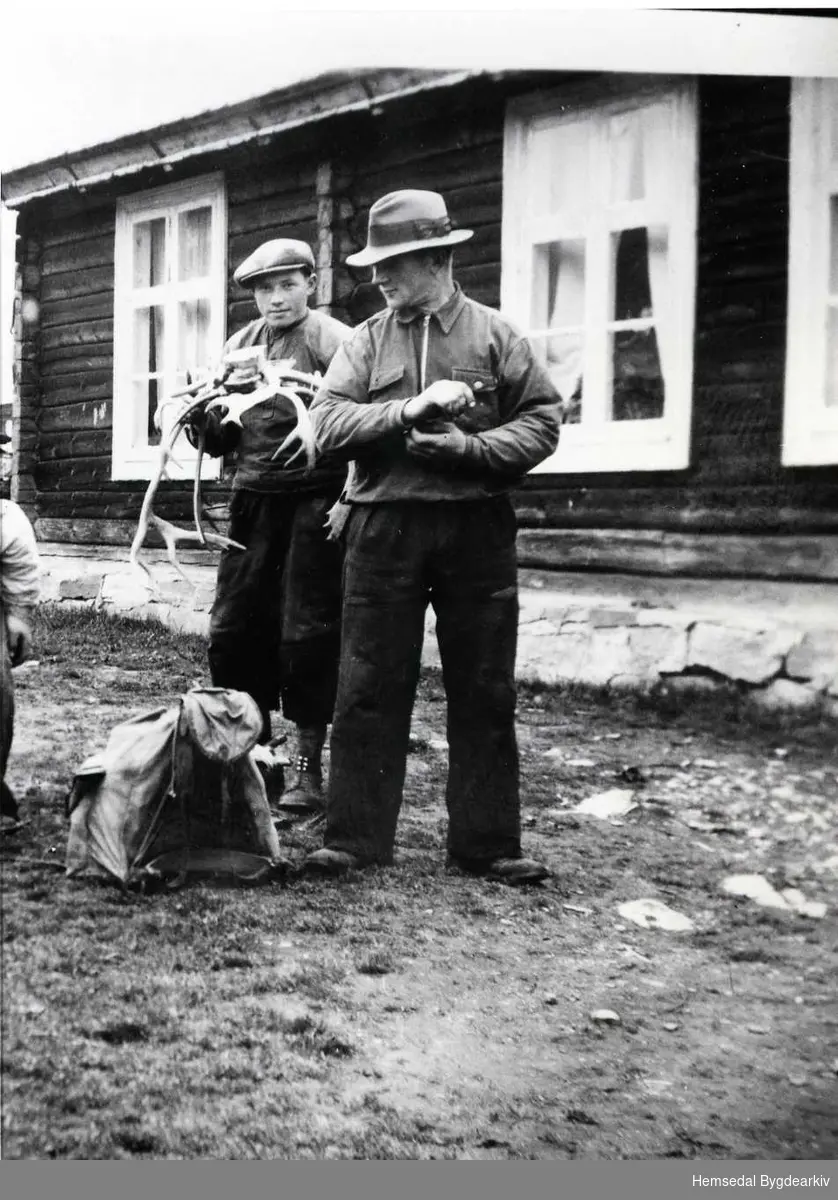 Frå venstre: Emil Vøllo og Ola O. Vøllo kjem att frå reinsjakt i 1947.