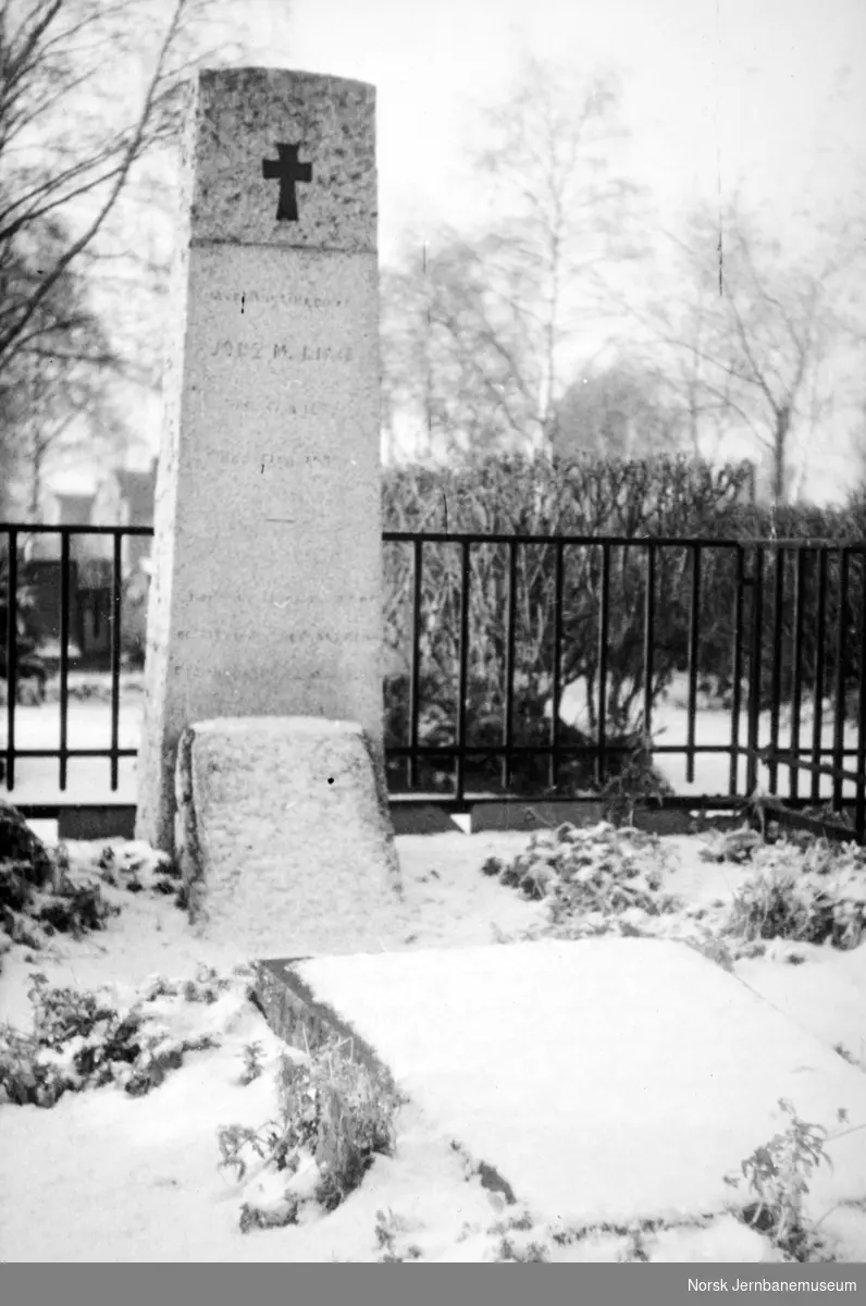 Gravstøtte på Lademoen kirkegård over avd.ing. Johs. M. Lian, som omkom under Nordlandsbanens anlegg