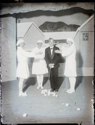 Revy i Banken, "Snøballjentene". En mann og tre kvinner på s