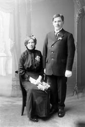 Studioportrett av brudeparet Anders Schjelderup Rasmussen og