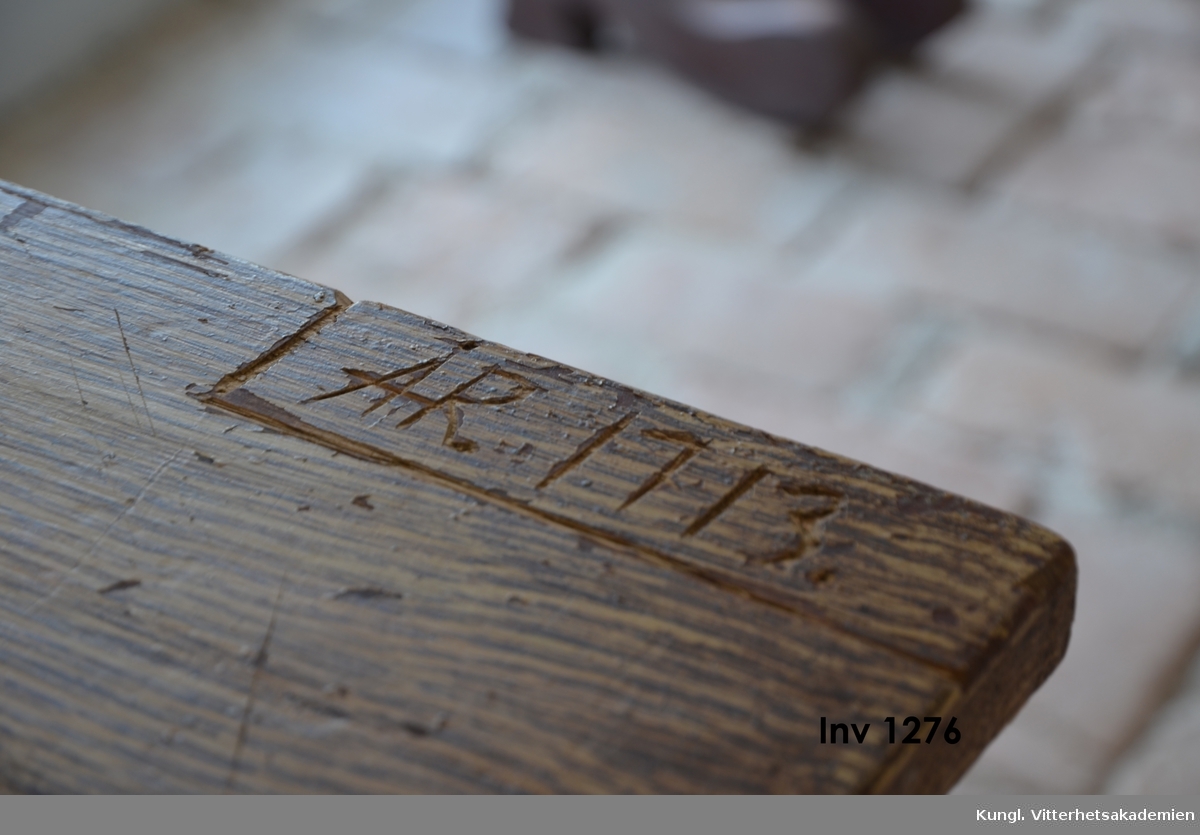 Bordstol  med årtalet 1713 inskuret i bordsskivan. Färg, brungul ekimitation s.k. drickamålning, på furu, ryggstöd = bordfot genombruten. I karm halvrund med svängt  stöd. Tre ben, fyrsidiga. utåtställda, intappade. 
Tveksamt om stolen är från 1713. Den verkar vara tillverkad senare. 

fr. Grytbäcken Tensta sn. Uppland
