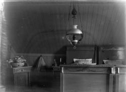 Interiørbilde fra soverom på et loft med skråtak. I midten h