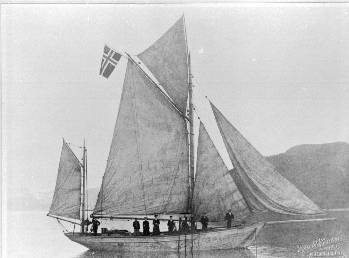 Skandferbåten "Sjøridderen", fotografert på Harstad havn i 1907.