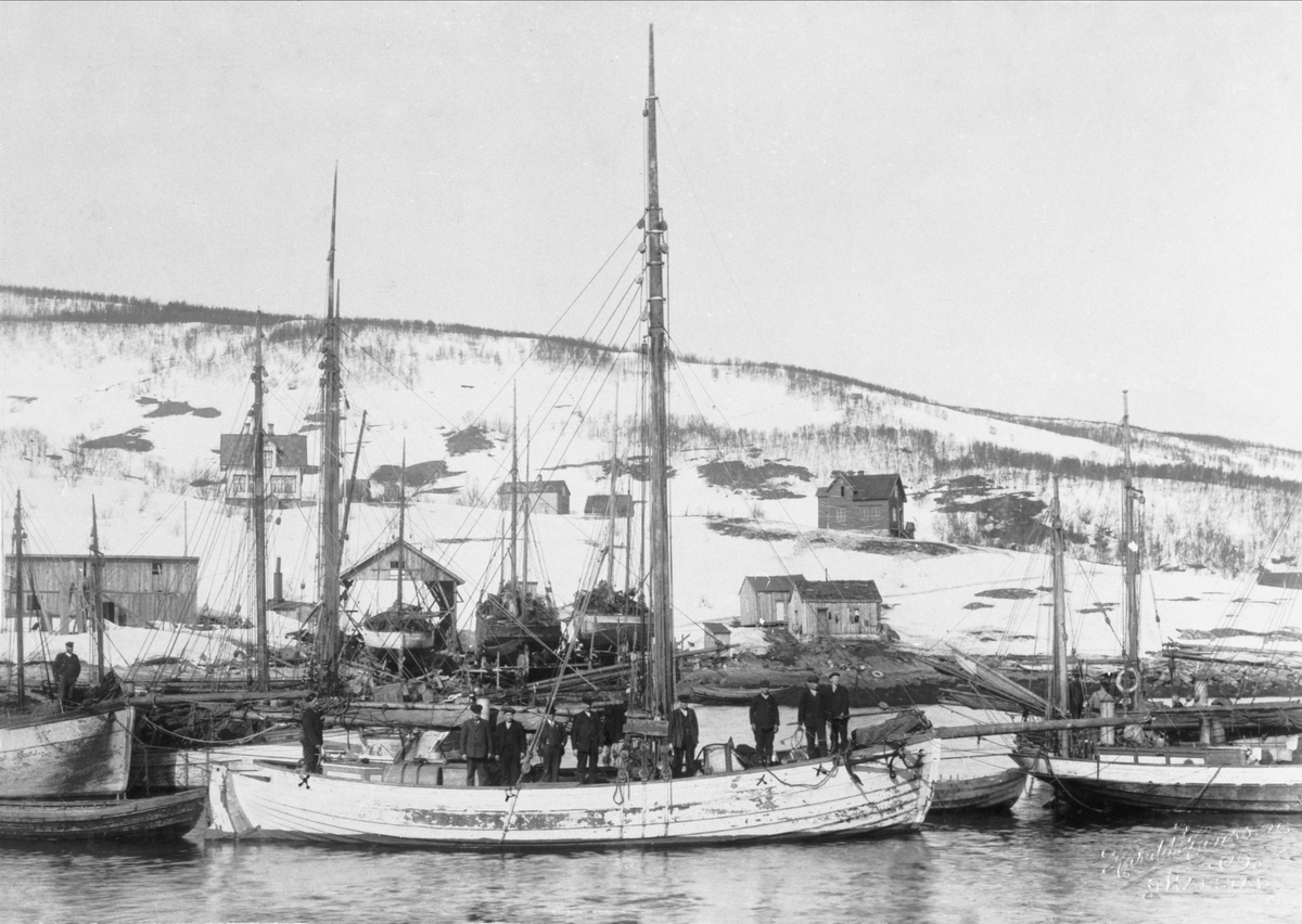Seilskøyten "Urda" ved Tangens Mekaniske Verksted i Harstadhamn. Mannskapet er stilt opp på dekk.