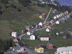 Flyfoto av Trondenesveien, tatt fra Sama i retning Trondenes