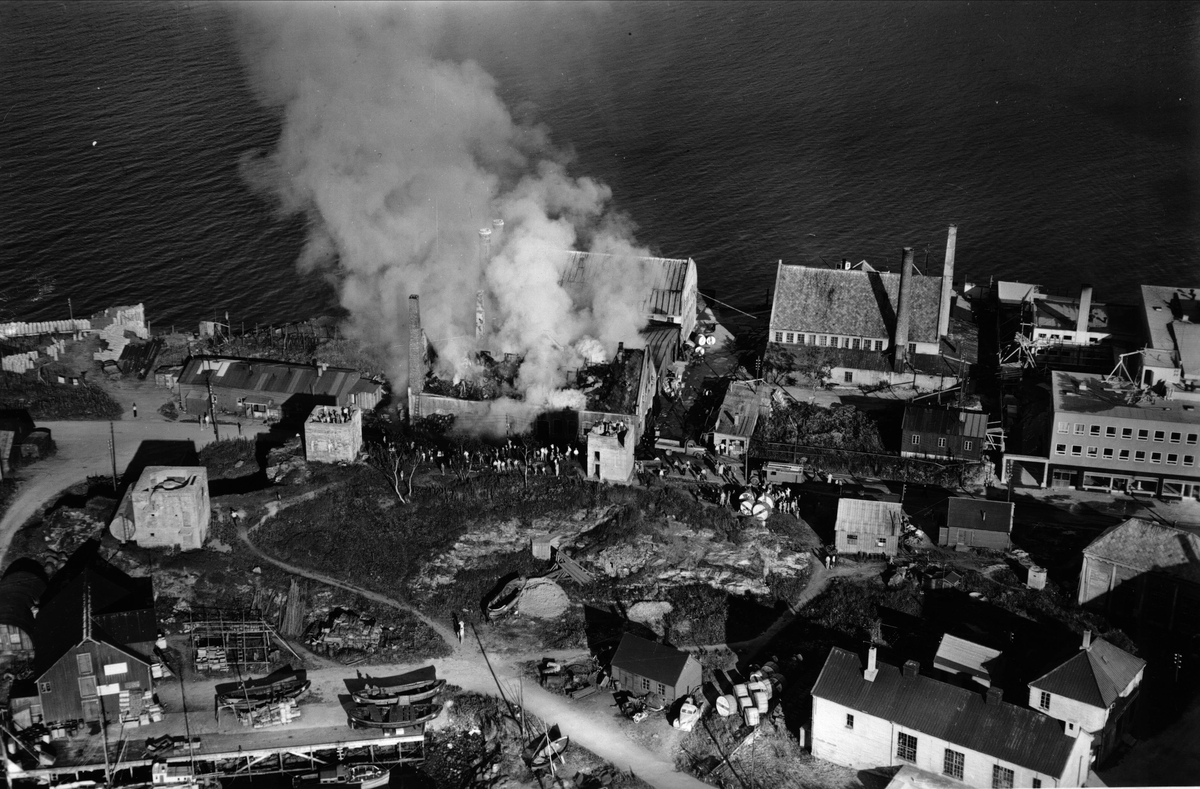 Flyfoto av brann hos North Sea Packing Company, på folkemunne "Lille-canning", i Havnegata.