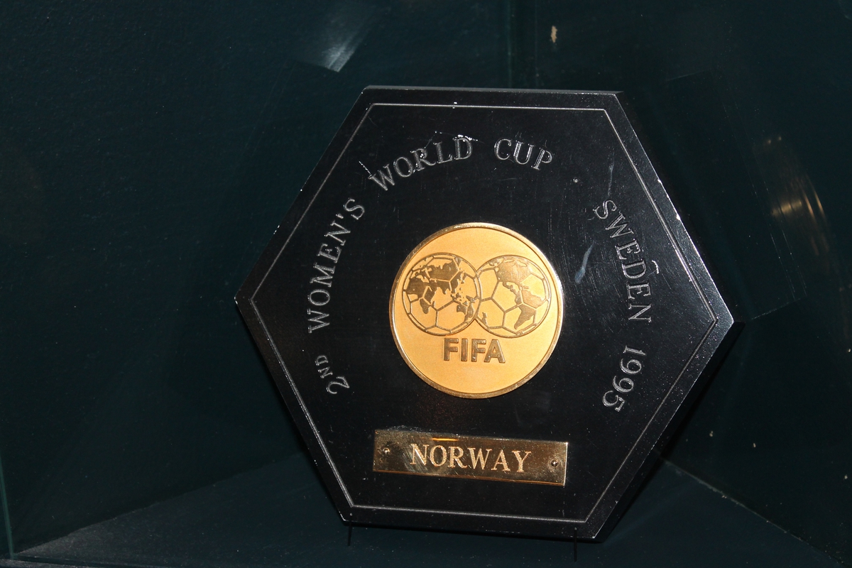 Sekskantet plakett med forgylt FIFA-logo