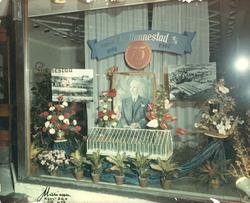 Vindusutstilling i Chr. Hannestad sin blomsterforretning i N
