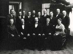 Sarpsborg formannskap 1917-19. Gruppebilde i fotografens ate