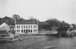 Sannesund i Sarpsborg med ferjestedet og tollbua, ukjent år.