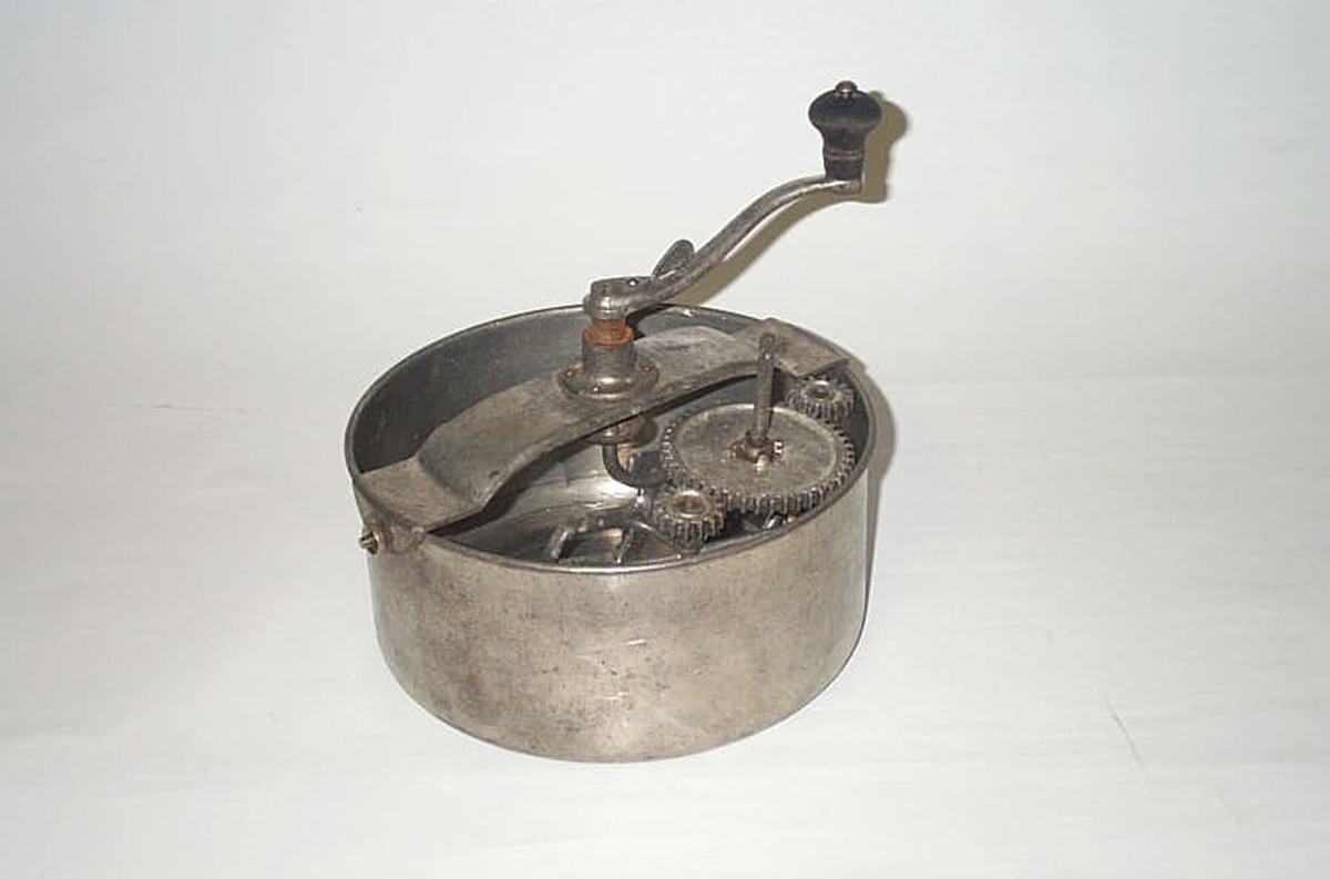 Form: Sylinderforma
Bake/eltemaskina har tilhøyrt Lisa Nilsen som dreiv kolonialforretning og bakeri i Fjøra