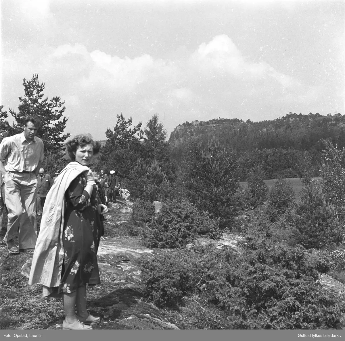 Fra utgravningene på Hunn-feltet i Borge, 1951. Norsk Arkeologisk selskap på besøk under utgravingene. Ukjent kvinne og mann.