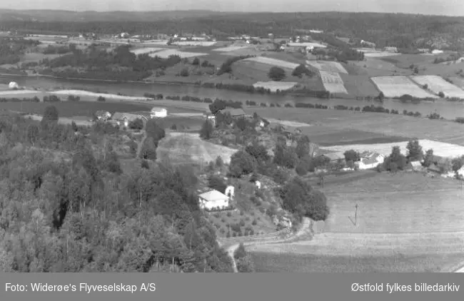 Gården Gretland 103, utsikt mot Utne, Tune, 1956.Bilde to viser utsnitt av gården Gretland (703).
