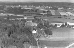 Gården Gretland 103, utsikt mot Utne, Tune, 1956.Bilde to vi