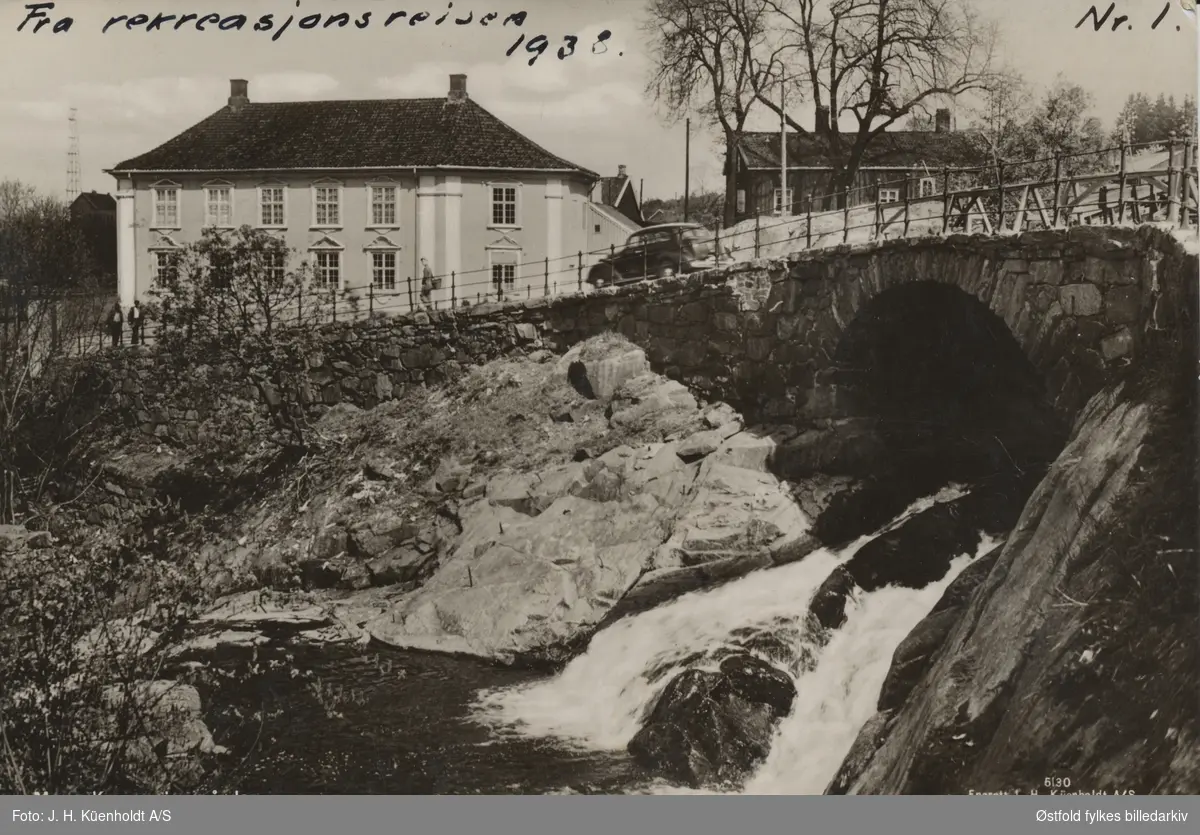 Konventionsgården med fossen på Verket med "Jonas-gården" til høyre. Jonasgården ble delvis muret med slaggsten. Bil på brua. Album XIX