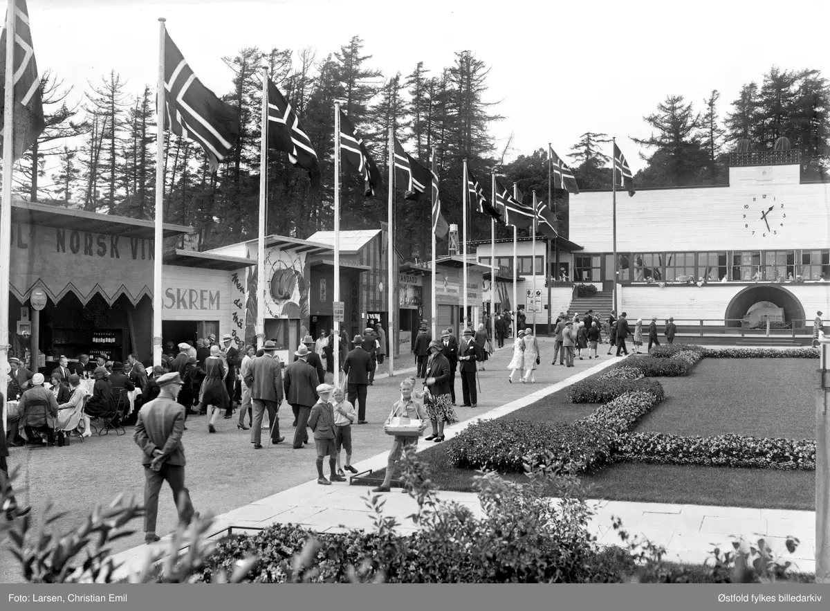 utstilling, Østfoldutstillingen, eksteriør, publikum, flagg,Østfoldutstillingen i Sarpbsborg 1930.
Østfold fylkesutstilling i samarbeid med Sarpsborg kommune og Østfold landbruksselskap (100 år) og de andre Østfoldbyene. 
I alt ti avdelinger for skogbruk, landbruk, industri, husflid, osv. Også kulturhistorisk utstilling på Borgarsyssel Museum.
