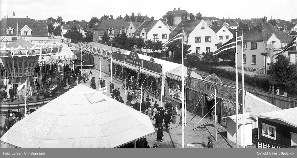 utstilling, Østfoldutstillingen, tivoli, karusell,Østfoldutstillingen i Sarpbsborg 1930.
Østfold fylkesutstilling i samarbeid med Sarpsborg kommune og Østfold landbruksselskap (100 år) og de andre Østfoldbyene. 
I alt ti avdelinger for skogbruk, landbruk, industri, husflid, osv. Også kulturhistorisk utstilling på Borgarsyssel Museum.
