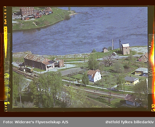 oversiksbilde, skråfoto, pumpestasjon, elv, Grøtebrua, Borregaardsmølla, jernbanestasjon,