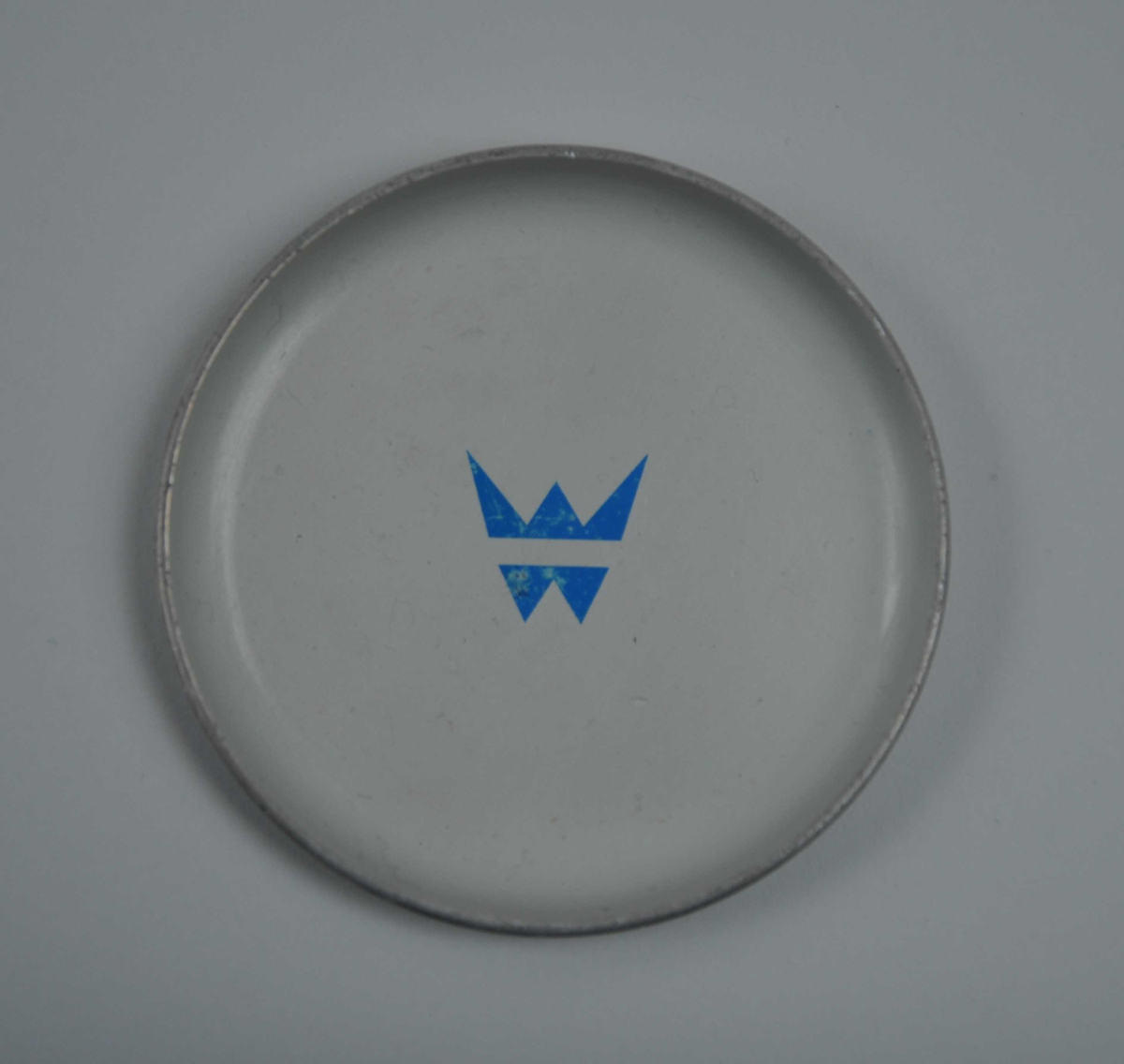 Logo forma som ein W eller M. Bokstaven er delt på tvers slik at ei stripe av botnfargen deler opp bokstaven i to deler. 