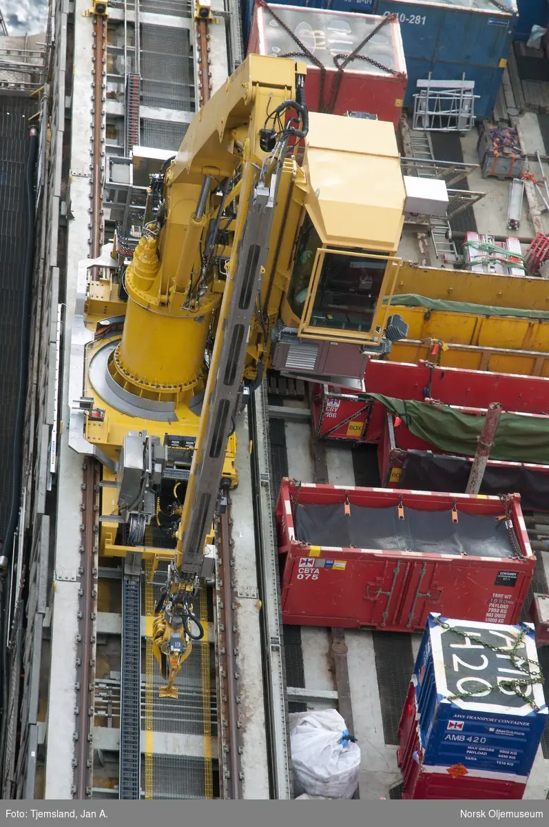 Boreseksjonen på Statfjord C.  Her er lager for boreutstyr og borestreng.
Rørhåndteringsmaskinen med gul farge går på skinner til venstre i bildet.