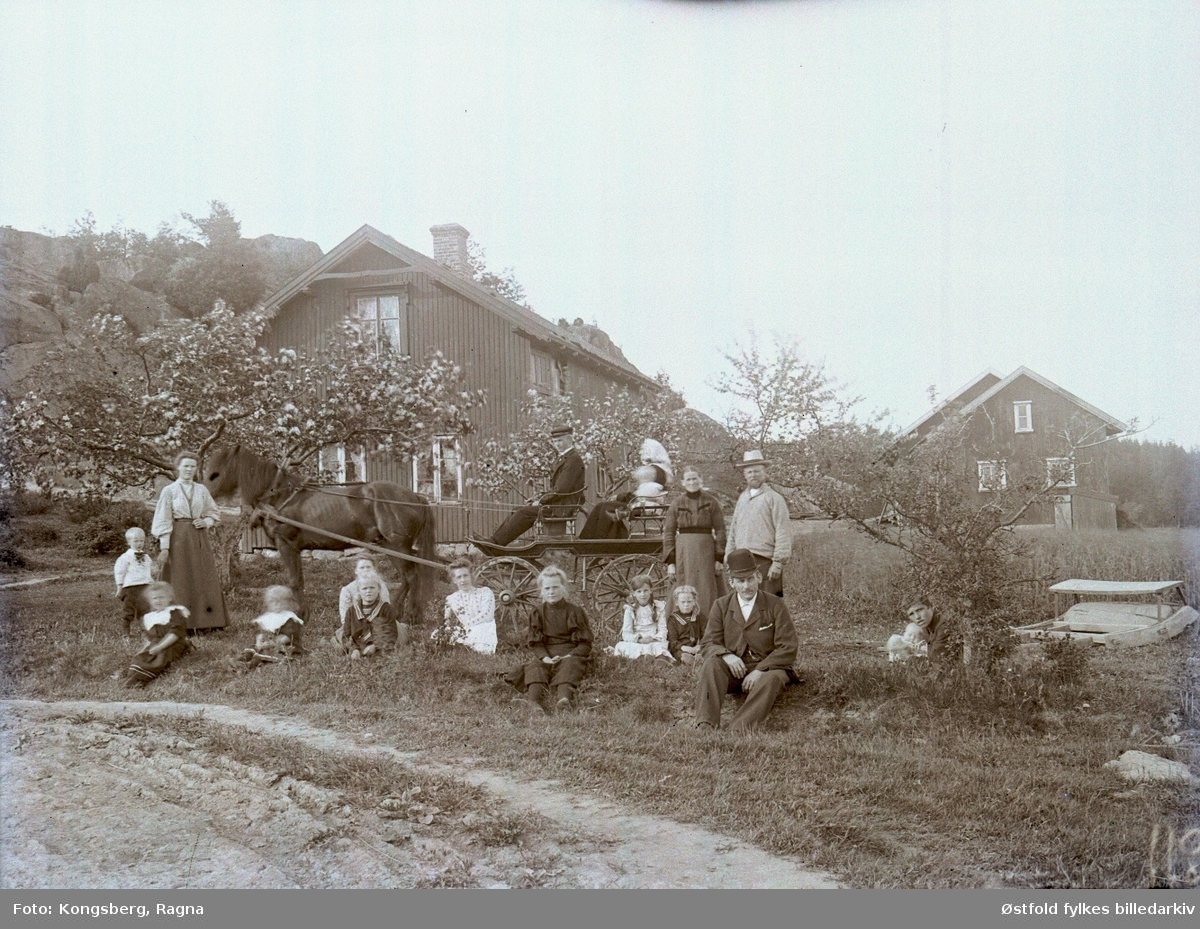 Familien Jørgensen Ødegård,som har besøk av slektninger, Onsøy.