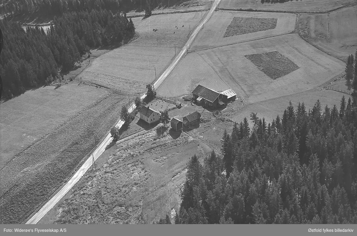 Skråfoto fra gården Gråbølsødegård 127/5 i Marker, 6. august 1953.