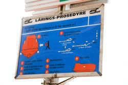 Skilt med låringsprosedyre for livbåtene på Statfjord C.  På