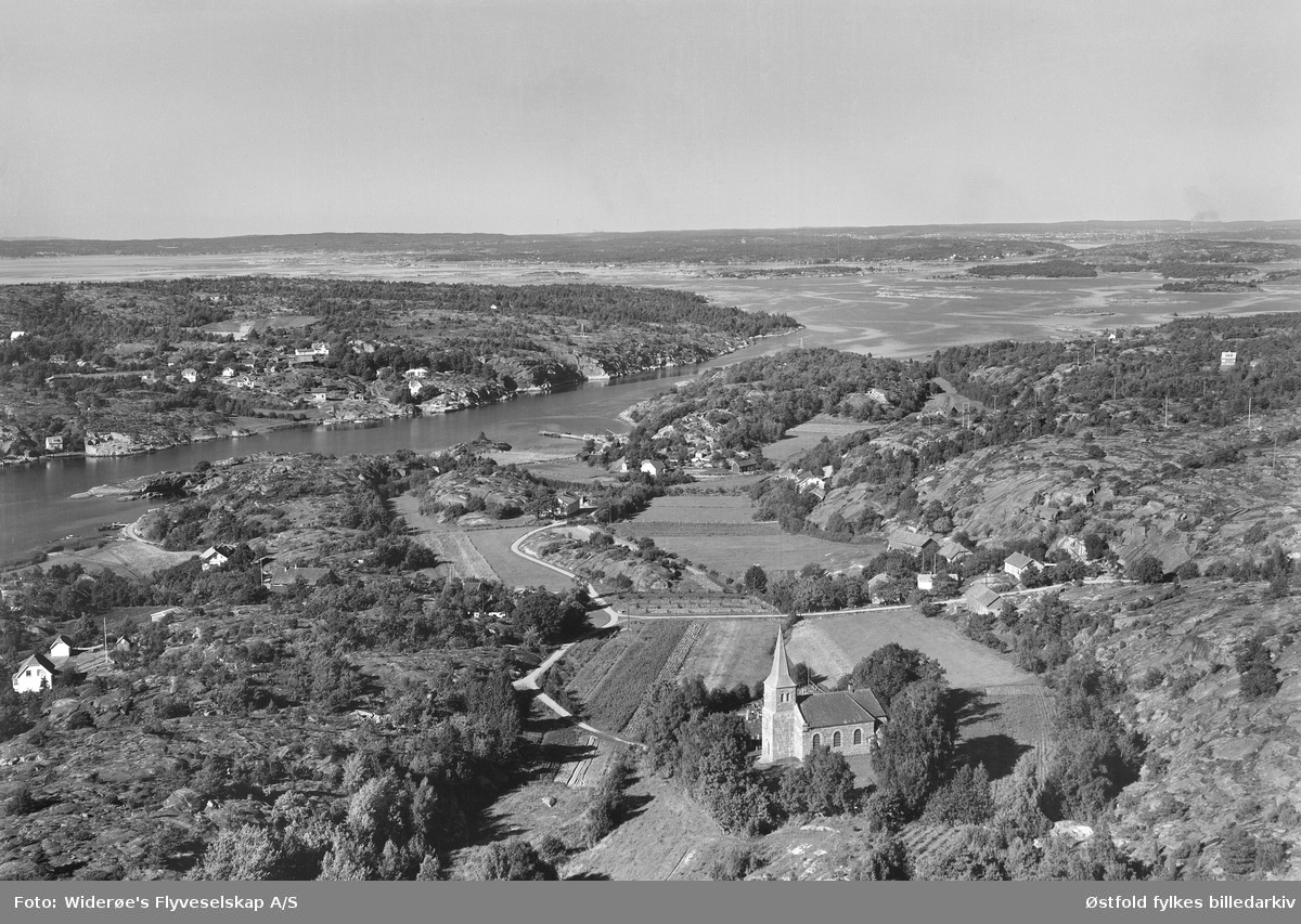 Oversiktsbilde med Spjærøy kapell, Hvaler i forgrunnen. 
Dypedal. På den andre siden av sundet ligger Skjelsbo.
Flyfoto/skråfoto 1951.