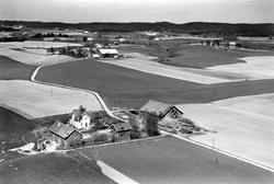 Gården Løkke i Eidsberg, flyfoto fra 27. mai 1957.