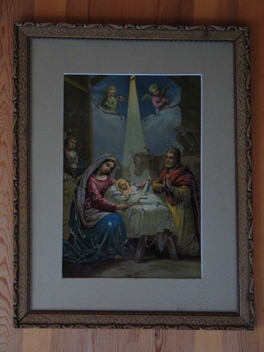 Maria og Josef kring Jesus i krybba. Englar, gjætar. ku, esel.