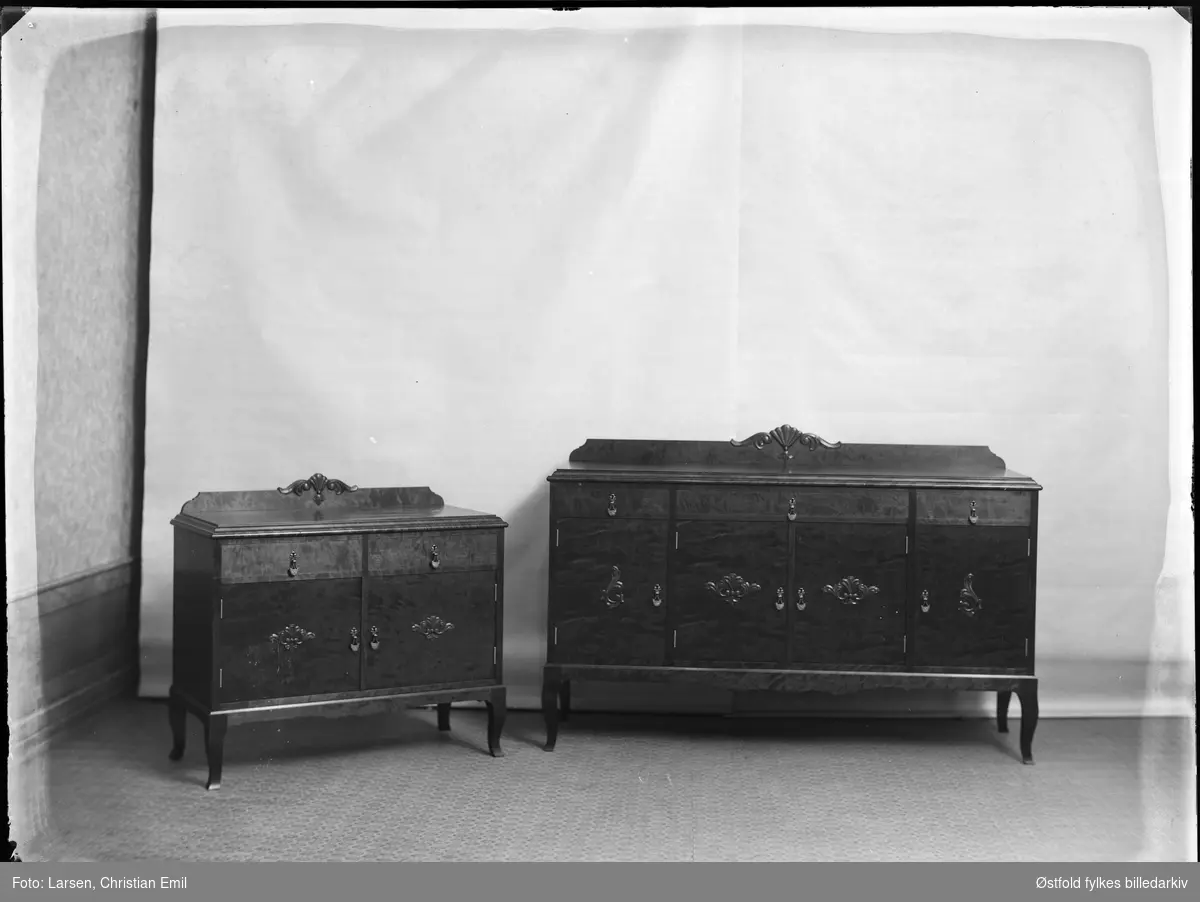 Prodduktfoto av møbler, spisestue - sjenk.  Snekker Rud. 
Kan det være Karl Ruud, møbelforretning, snekker- og tapetserverksted i St. Mariegate 91