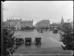Sarpsborg torg med tre drosjer, skilt B-510, B-273, B-295, o