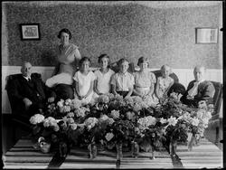 Besteforeldre, jubilanter? med datter ? og barnebarn sittend