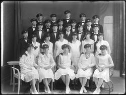 En gruppe med studenter, fotgrafert i fotatelier med sin lær