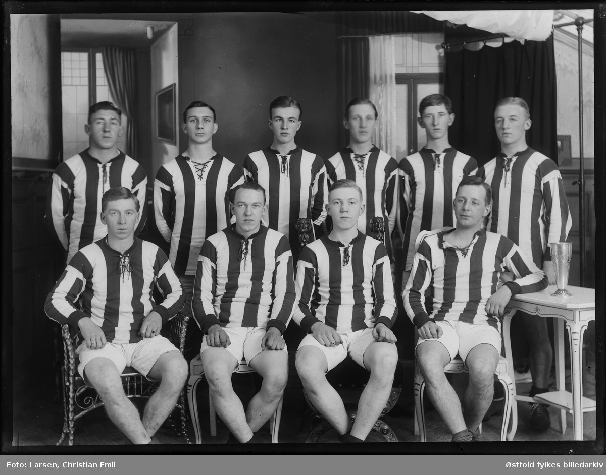 Sarpsborg Fotballklubbs lag, ukjent år.

Bakerste rekke nr.2: Peder Jensen født 1893. Kulaasgade matr.nr. 173. Kilde folketelling 1900 Sarpsborg.