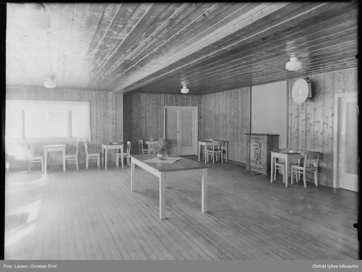 Interiør fra spisesal med kamin  på Feriehjemmet i Bukta i Skjeberg, 1947-48.