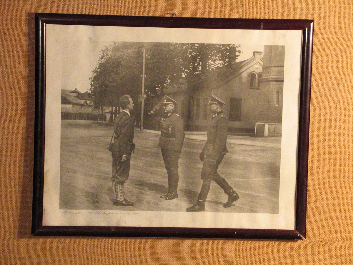 Innråma kopi av foto av den tyske øverstkommanderande i Norge som kapitulerer overfor Heimefronten. Tatt på Akershus festning