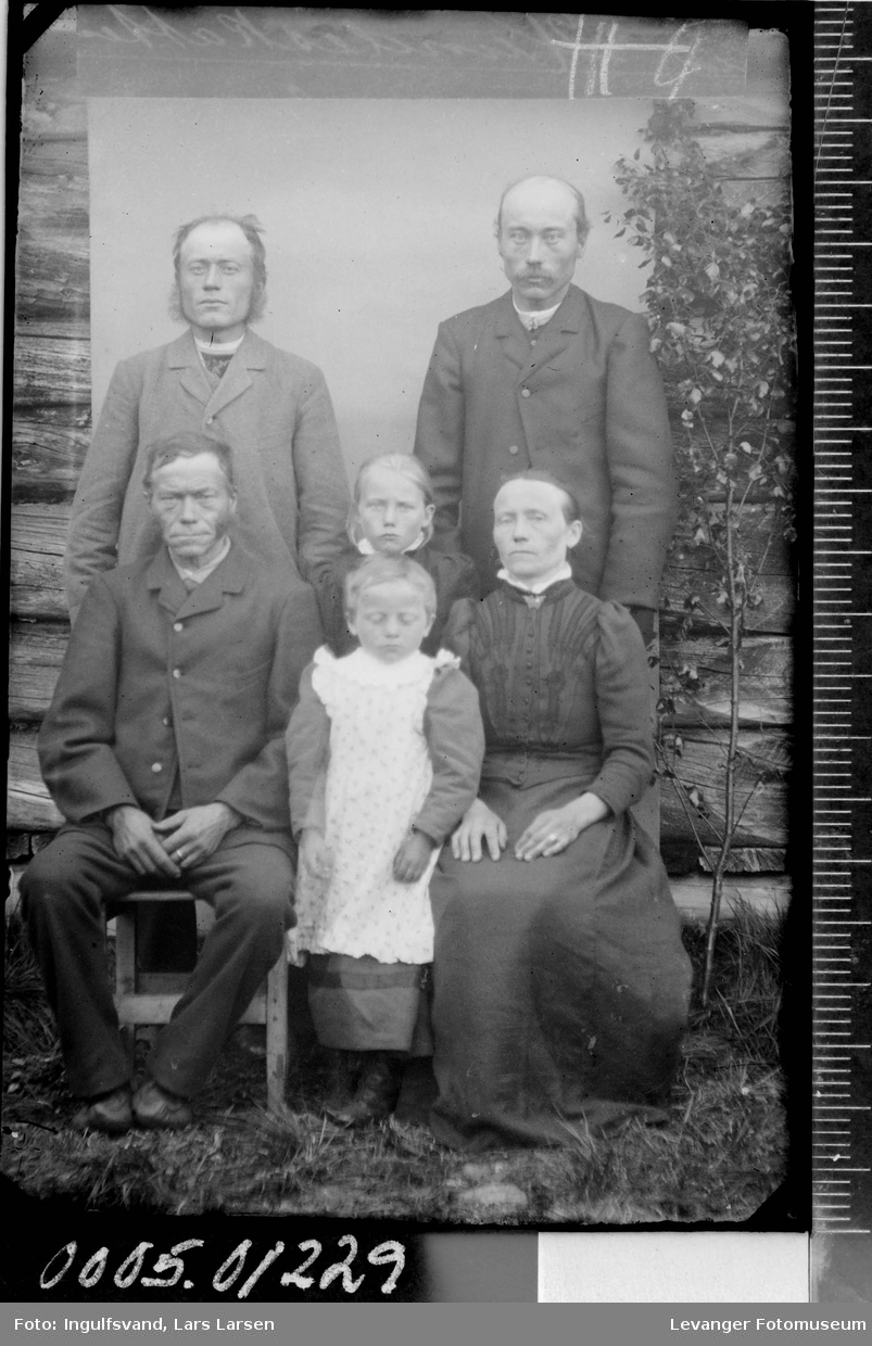 Gruppebilde av tre menn, en kvinne og to barn.