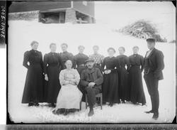 Gruppebilde av ni kvinner og to menn.