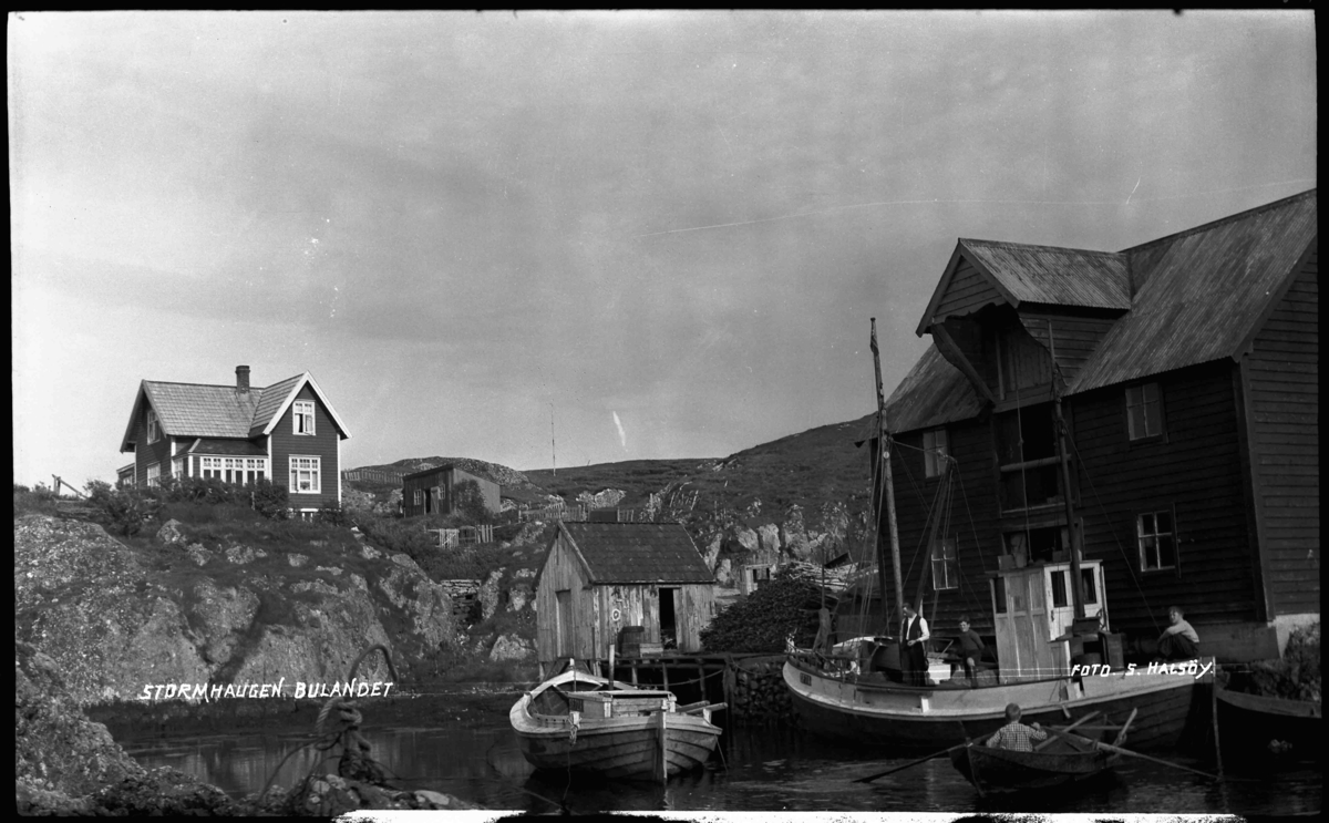 Husa på Stormhågen, Kjempenes i Bulandet. Musvågen med bua til Anders Nordstrand. Han gjekk i rute til Bergen med skøyta som ligg ved bua.