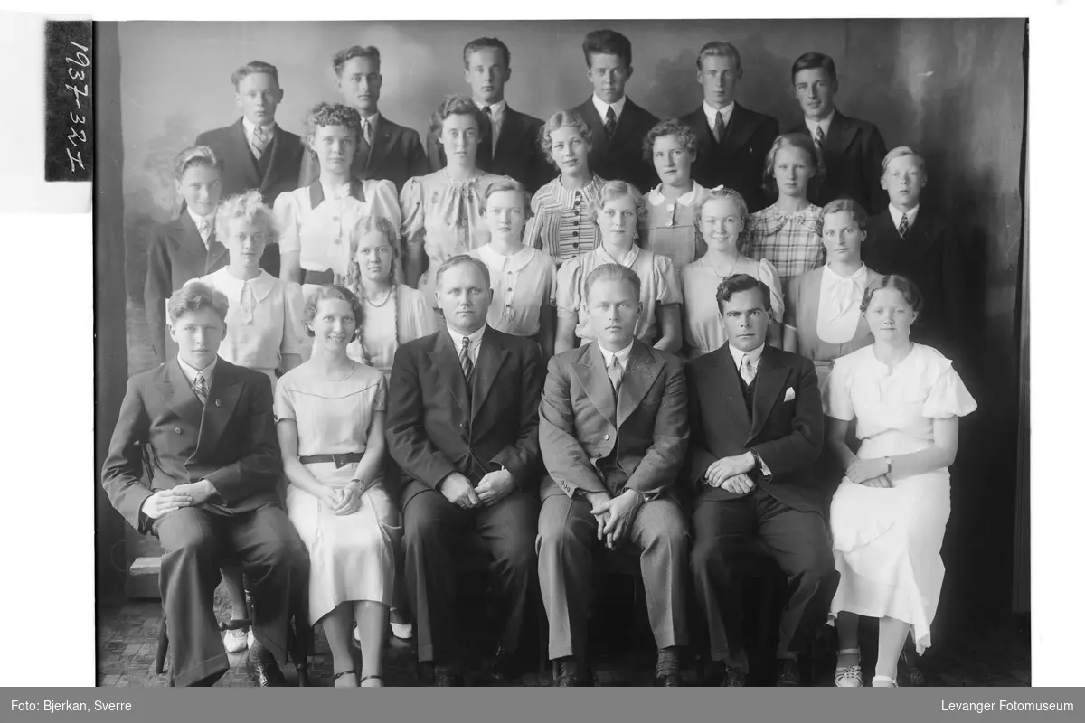 Levanger Middelskoles avgangsklasse i 1937