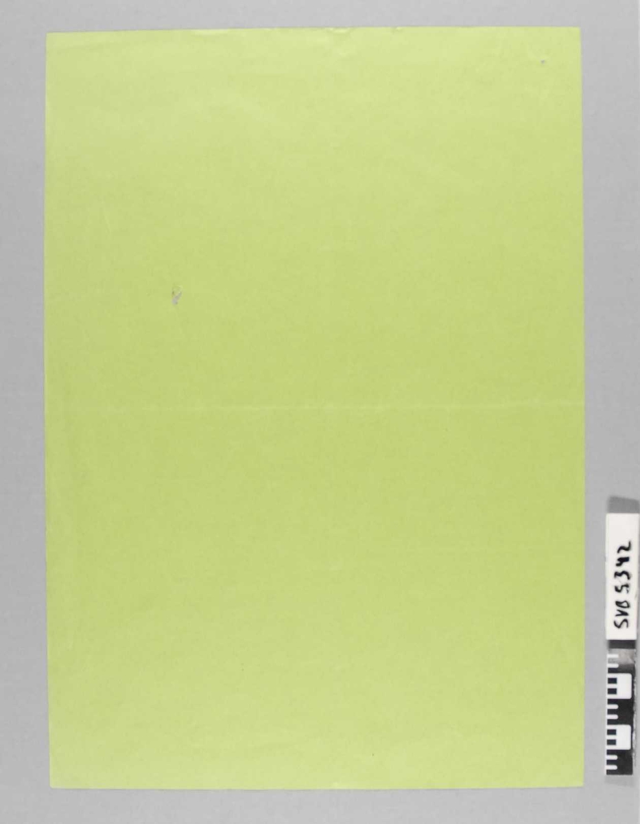 Grønt papir ark med trykt tekst og tall på den ene siden.