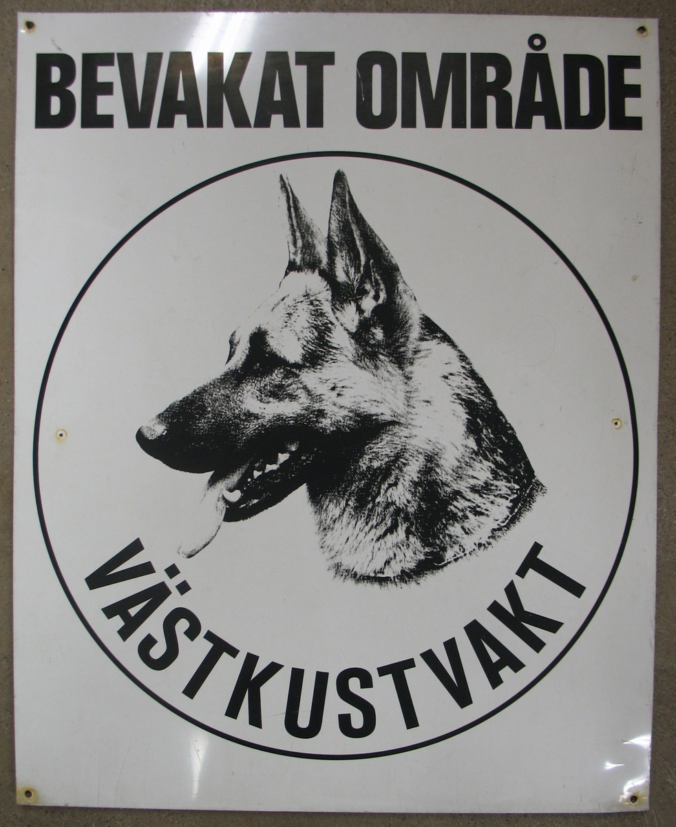 Skylt som suttit på museets kanslibyggnad 1976-1984

Skyltens motiv är en schäferhund och texten ''Bevakat område Västkustvakt''